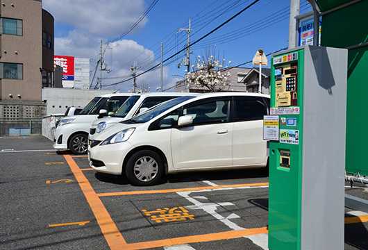 駐車場からアパートへ BEFORE